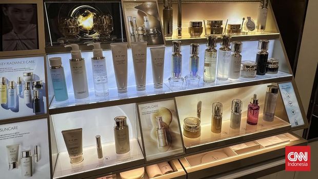 Clé de Peau Beauté Hadirkan Pengalaman Beauty Personal di Metro Pondok Indah Inbox Clé de Peau Beauté menghadirkan Radiance Concept Shop-in-Shop pertamanya di Indonesia di Metro Pondok Indah 1, Jakarta Selatan. Gerai tersebut resmi dibuka pada Jumat (14/8).Pembukaan Radiance Concept Shop-in-Shop di Metro Pondok Indah ditandai dengan seremoni ribbon cutting yang dihadiri jajaran Shiseido, Clé de Peau Beauté, dan Metro Department Store.