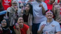 Foto Donna Agnesia Lomba 17-an Bareng Karyawan, Kompak Pakai Baju Merah-Putih