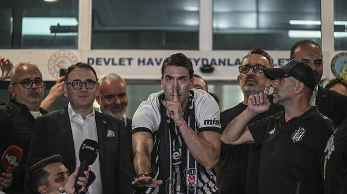 ISTANBUL, TURKIYE - AUGUST 12 : Serbian soccer player Dusan Vlahovic arrives in Istanbul as Besiktas announces the initiation of transfer negotiations with the player, on August 12, 2026 in Istanbul, Turkiye. (Photo by Murat Sengul/Anadolu via Getty 