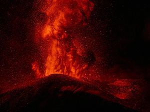 Makna Gunung Meletus dalam Islam, Benarkah Tanda Murka Allah?