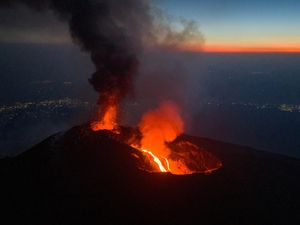 Erupsi Etna Memasuki Hari Ketujuh, Awan Abu Selimuti Sisilia