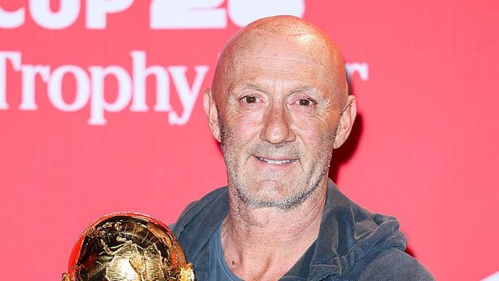 Barthez saat menghadiri tur trofi Piala Dunia di Paris pada Februari lalu.