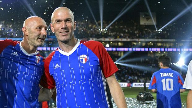 NANTERRE, FRANCE - JUNE 12:  Zinedine Zidane (R) and Fabien Barthez of France 98 reacts after the friendly match between France 98 and FIFA 98 at U Arena on June 12, 2018 in Nanterre, France.  (Photo by Aurelien Meunier/Getty Images)