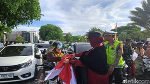 Semarakkan HUT RI, Walkot Illiza Bagikan Bendera Merah Putih ke Pengguna Jalan