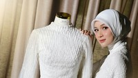 Mewah Tapi Simpel! 7 Foto Inspirasi Gaun Pengantin Putih Hijab ala Dea Anisa