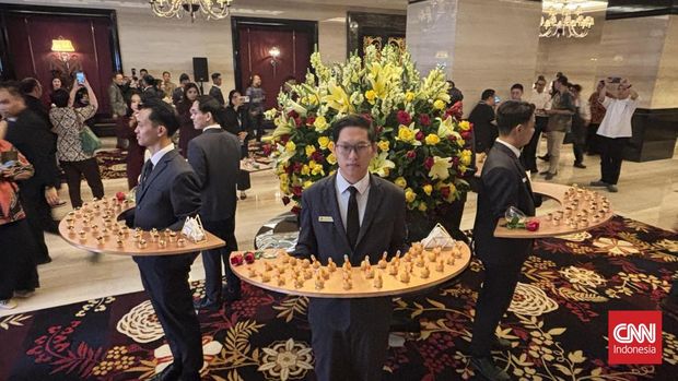 Grand Opening The Trans Luxury Hotel Surabaya Sejumlah tamu undangan dan para tokoh telah tiba di Grand Ballroom tempat digelarnya Grand Opening The Trans Luxury Hotel Surabaya, Jumat (14/8) malam ini.Pantauan CNNIndonesia.com di lokasi, Chairman CT Corp, Chairul Tanjung dan istrinya Anita Ratnasari Tanjung telah tiba di lokasi.Tak berapa lama, menyusul pula Commissioner di CT Corp, sekaligus CEO Trans Digital Lifestyle Group, Putri Tanjung tiba di lokasi. President Director Holding CT Corp, Chairal Tanjung juga tampak hadir.