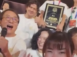 Video Momen Hangat Jackie Chan Panggil Iko Uwais ke Panggung