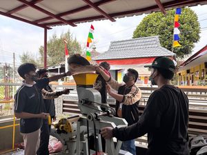 Mesin SIDECO Bantu Peternak Sidoarjo Olah Pakan Jadi Pelet