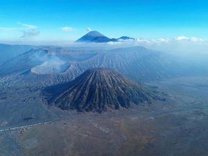 Kebakaran Hutan Melanda TNBTS, Gunung Bromo Ditutup Sementara