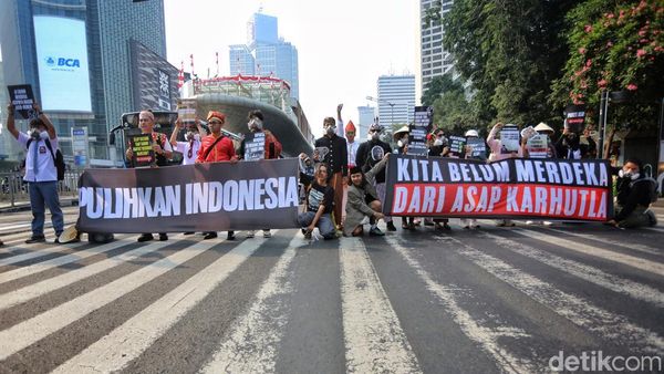 Kecam Karhutla, Aktivis Gelar Aksi di Pelican Crossing Jakarta