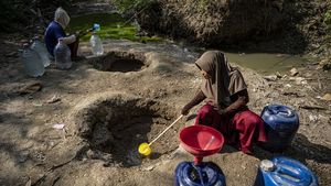 Kemarau Panjang Melanda, Warga Grobogan Berburu Air di Dasar Sungai