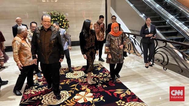 Khofifah, Emil hingga Risma Hadiri Grand Opening The Trans Luxury Hotel Surabaya Gubernur Jawa Timur Khofifah Indar Parawansa dan Mantan Menteri Sosial RI Tri Rismaharini tiba di Grand Ballroom tempat digelarnya Grand Opening The Trans Luxury Hotel Surabaya, Jumat (14/8) malam. Ada pula mantan Menteri Sosial