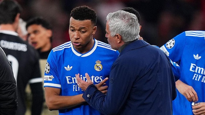 Mbappe dan Mourinho (kanan) dalam pertandingan Liga Champions antara Benfica vs Real Madrid di musim lalu.