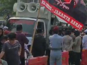 Video: Massa Demo di Depan Kantor OT Group soal Hafalan Al-Quran Tukar Miras!