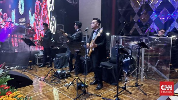 Melihat Panggung Mewah Grand Opening Trans Luxury Hotel Surabaya Grand Opening The Trans Luxury Hotel Surabaya, akan segera di mulai Jumat (14/8) malam ini. Ratusan tamu undangan dan tokoh berdatangan.