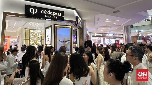 Area counter kecantikan premium Clé de Peau Beauté di Metro Pondok Indah Mall, Jakarta Selatan, dipadati pengunjung saat brand tersebut memperkenalkan Radiance Concept Shop-in-Shop pertama di Indonesia, Jumat (14/8).