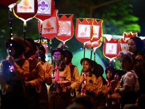 Peringati Hari Pramuka-HUT RI, Ribuan Pelajar di Banyuwangi Pawai Lampion