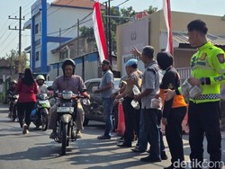 Polisi Sidoarjo Bagikan 170 Paket Nasi pada Momen Jumat Berkah
