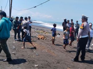 Jasad Wanita Paruh Baya Tergeletak di Pantai Padang Galak Denpasar