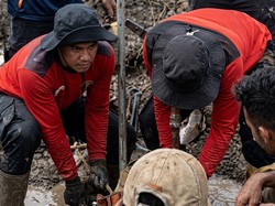 Perangi Karhutla, Petugas Buat Sumur Bor Dekat Trans Kalimantan-Bandara Sampit