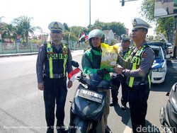 Senangnya Pengendara Tertib Lalu Lintas di Probolinggo Dapat Beras 5 Kg