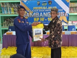Kapal JALUR Polda Riau Tiba di Meranti, Bawa Bantuan untuk Nelayan-Lansia