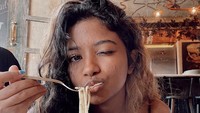 Ratu Namira Asyik Kulineran, Makan Pasta di Restoran hingga Mie di Korea
