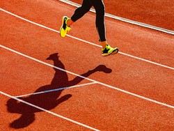 Jam 5 Pagi, Ratusan Orang Asing Kumpul Cuma Buat Lari Bareng - Ini Alasan Running Club Diserbu Gen Z