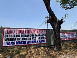 Alasan Warga Pasang Spanduk Tolak Pembangunan Gereja Citraland Surabaya