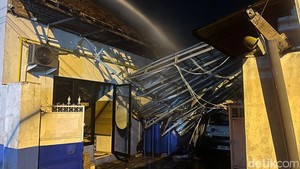 SPPG di Mojokerto Meledak, Atap Gedung Ambruk dan Terbakar