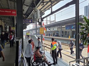 Senangnya Warga Tarif KRL, LRT hingga TransJ Cuma Rp 8 saat 17 Agustus