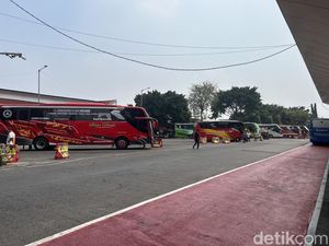 Bukan Tarik Tambang, Terminal Kalideres Bikin Lomba Tarik Bus Meriahkan HUT RI