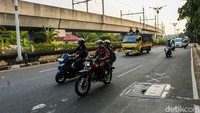 Tutup Manhole Rusak, Jalan Perbatasan Ciputat-Pondok Pinang Terancam Amblas