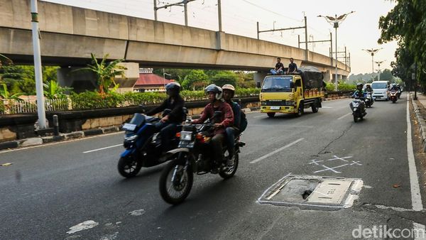 Tutup Manhole Rusak, Jalan Perbatasan Ciputat-Pondok Pinang Terancam Amblas