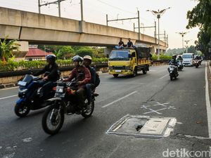 Tutup Manhole Rusak, Jalan Perbatasan Ciputat-Pondok Pinang Terancam Amblas