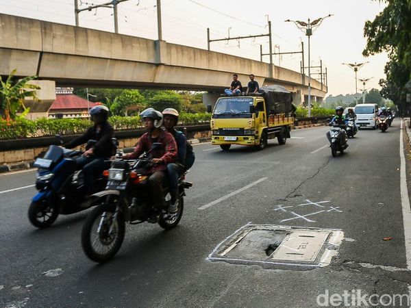 Tutup Manhole Rusak, Jalan Perbatasan Ciputat-Pondok Pinang Terancam Amblas