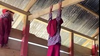 Viral Siswa SD Bergelantungan ala Ninja Warrior: Kelasnya Masih Pakai Kayu Papan