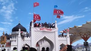 Potret Massa Zikir Akbar di Aceh Kibarkan Bendera Bulan Bintang