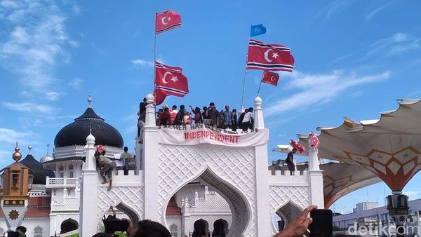 Potret Massa Zikir Akbar di Aceh Kibarkan Bendera Bulan Bintang