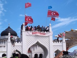 Massa Zikir Akbar Kibarkan Bendera Bulan Bintang di Masjid Raya Baiturrahman Aceh