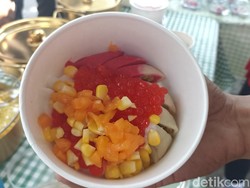 Unik! Pedagang Ini Jajakan Es Pisang Merah Putih Khusus HUT ke-81 RI