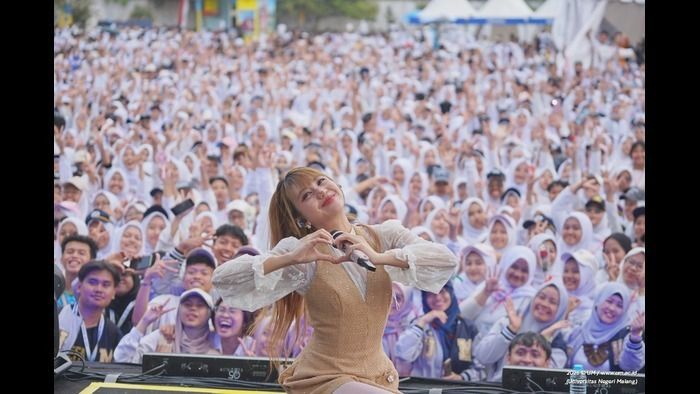 Ghea Indrawati Bersama Maba UM Turut Memeriahkan Acara Puncak PKKMB UM 2026