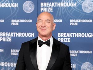 Jeff Bezos Resmi Miliki Saham di Liverpool