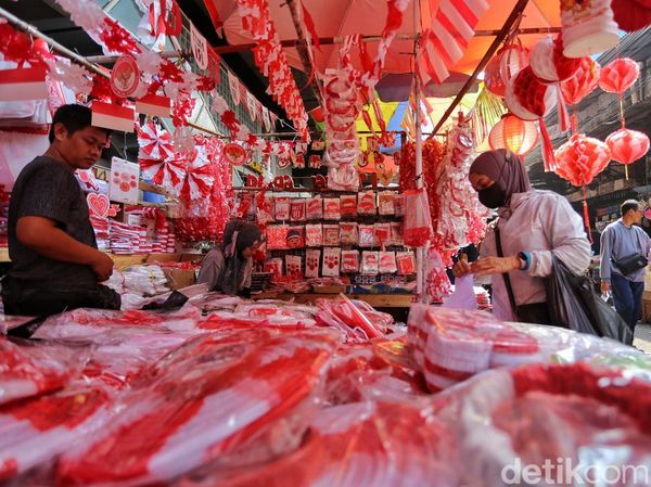 Jelang 17 Agustus, Pedagang Atribut Merah Putih di Asemka Keluhkan Omzet Menurun