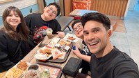 Senyum Bahagia Jonathan Frizzy Bertemu Anak Usai Dinanti 6 Bulan
