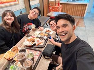 Senyum Bahagia Jonathan Frizzy Bertemu Anak Usai Dinanti 6 Bulan