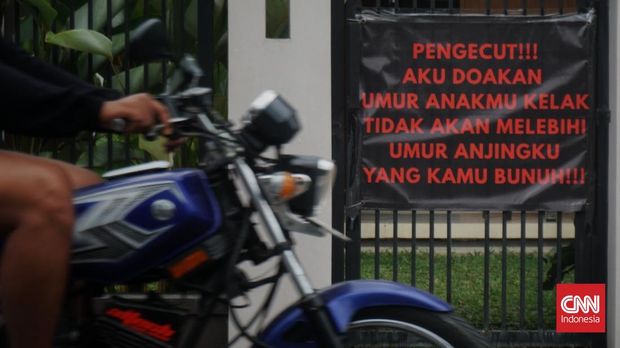 Keluarga di Bantul Pasang Spanduk Kecaman Usai Anjing Mati Diduga Diracun Sebuah keluarga warga Sorowajan, Jomblangan, Banguntapan, Bantul, DIY memasang dua potong spanduk bertuliskan kalimat kecaman usai anjing mereka yang bernama 'John Wick' mati diduga diracun.