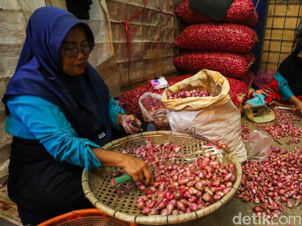 Mengupas Bawang, Mengais Rezeki di Pasar Kramat Jati