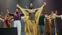 Aksi Akrobatik Naura Ayu hingga Tiba-tiba Hipdut di Showcase Cerita Penuh Cahaya