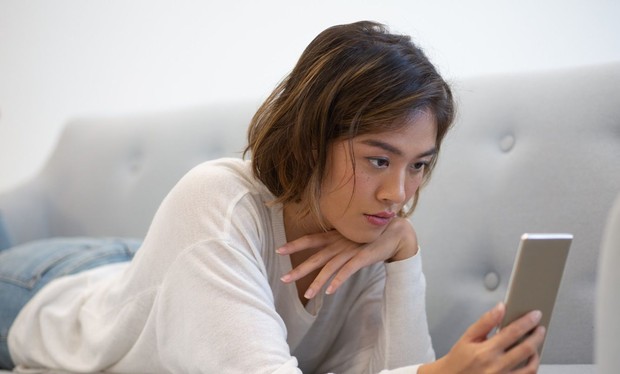Otak memiliki kecenderungan alami untuk lebih cepat menangkap dan mengingat informasi negatif karena membantu kita mengenali ancaman/ Foto: Magnific.com/Katemangostar